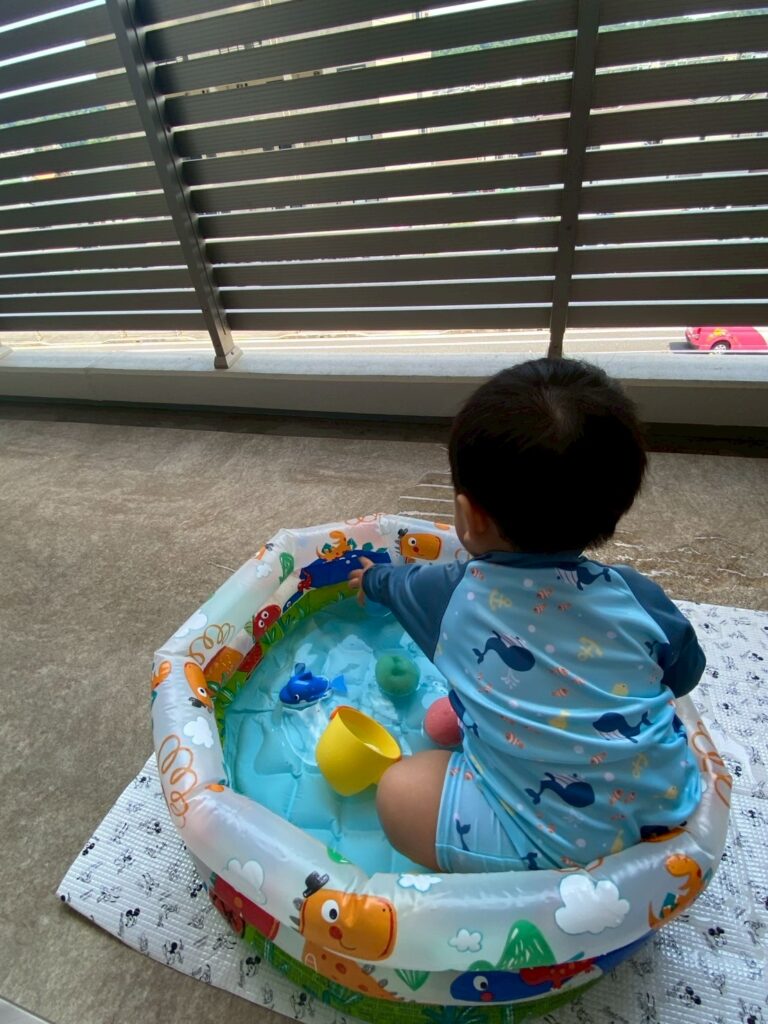 プールで夢中になって遊ぶ男の子